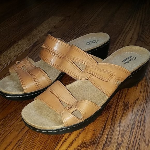 clarks memory foam sandals